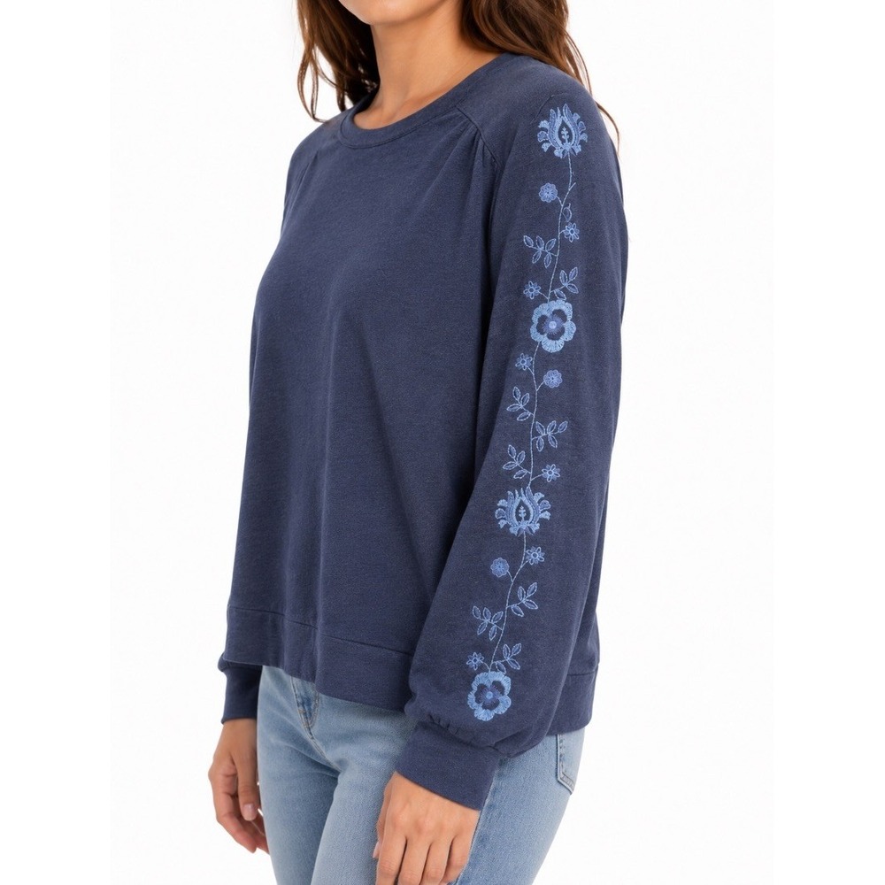 Weekends by Chicos Womens Sweatshirt Blue Floral Embroidered Sleeve Size 1 M